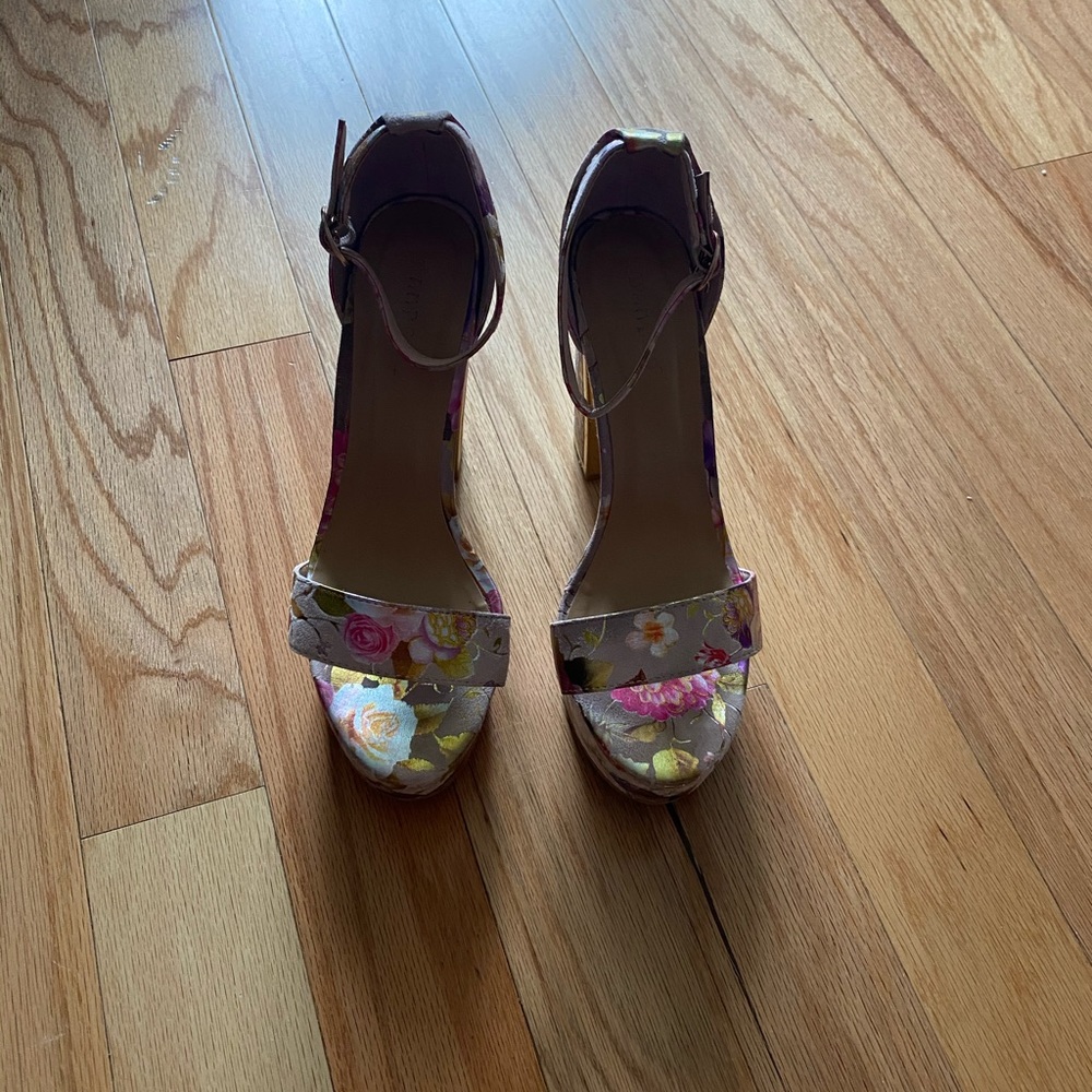 Floral platform heel